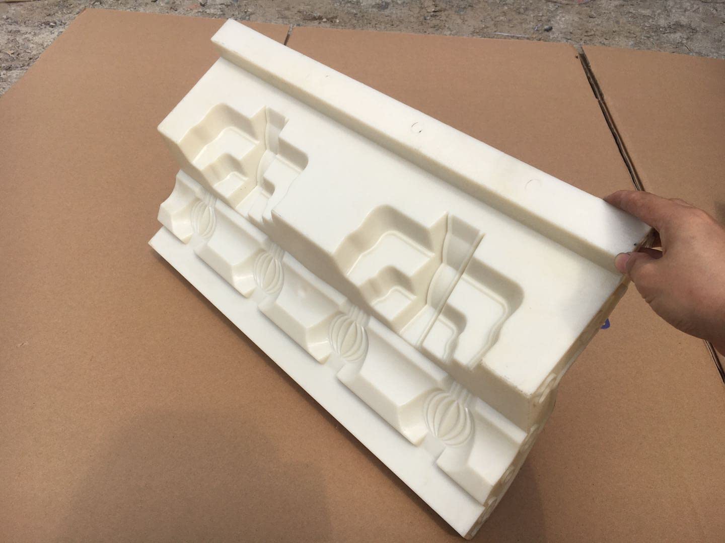 China Supply Exterior Decorative Cement Concrete Eaves line Chinese Style Tiger Paws Shape Plastic molds for Building Home use